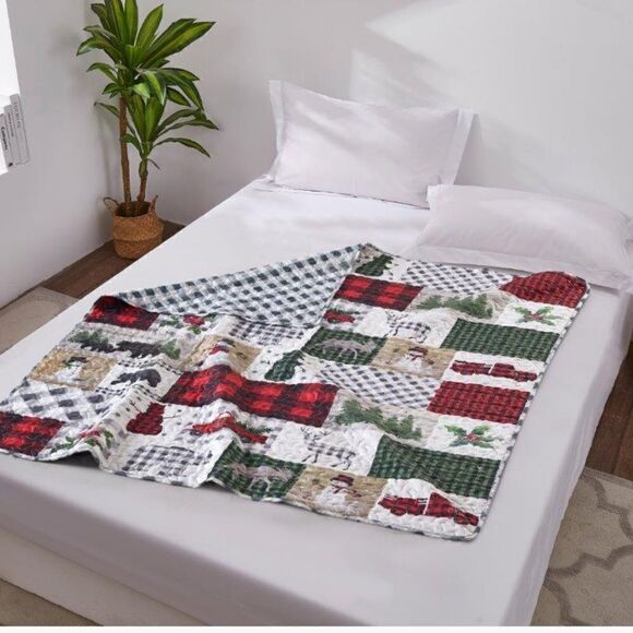 Winter Lodge Christmas Patchwork Printed Quilted Throw Blanket Red Truck - Picture 4 of 6